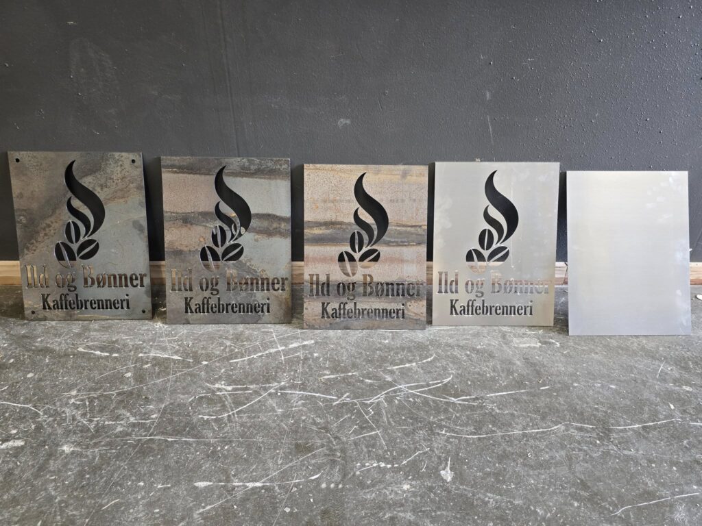 Utendørs kaféskilt laget av metall og kuttet med CO2-laser